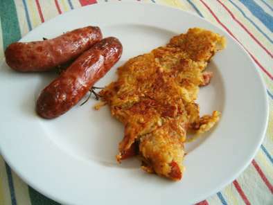 Salsichas em espeto de alecrim com rösti de batata-doce e chouriço