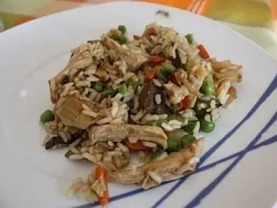 Salteado de frango, arroz e legumes chineses