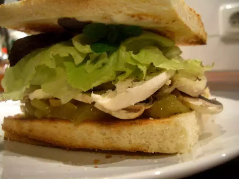 Sanduíche de peito de frango com relish de tomates verdes. - foto 4