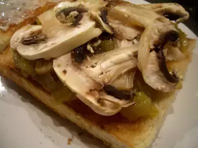 Sanduíche de peito de frango com relish de tomates verdes. - foto 3