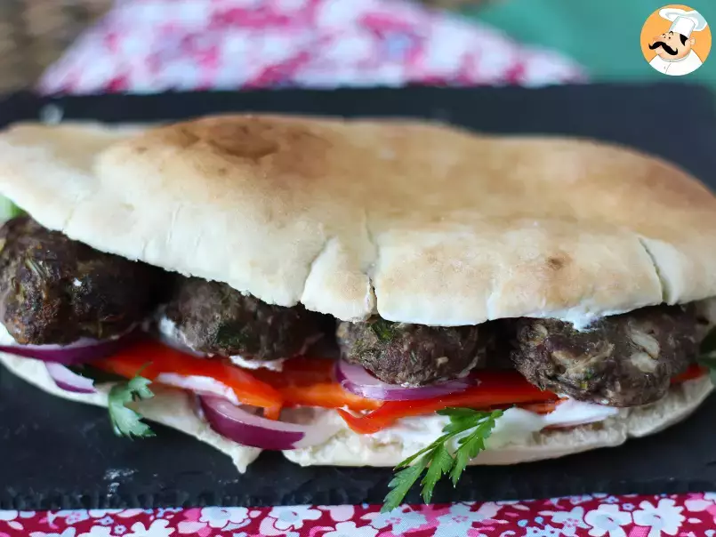 Sanduíche turco com kafta (almôndegas de carne), pão pita e molho de iogurte - foto 3