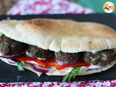 Sanduíche turco com kafta (almôndegas de carne), pão pita e molho de iogurte - foto 3