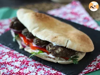 Sanduíche turco com kafta (almôndegas de carne), pão pita e molho de iogurte - foto 4
