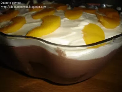 Sobremesa de bolo de laranja com mousse de chocolate e natas