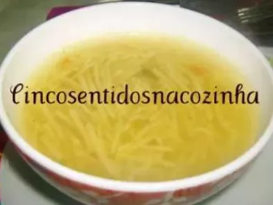 Sopa aromática com massa