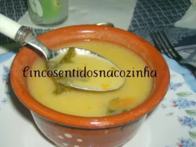Sopa de feijão branco com alface