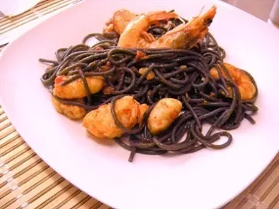 Spagheti Nero de Sepia com Molho de Tomate Camarões e Pescada