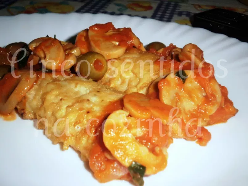 Tranches de pescada em molho de tomate, cogumelos e azeitonas - foto 3
