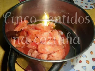 Tranches de pescada em molho de tomate, cogumelos e azeitonas - foto 5