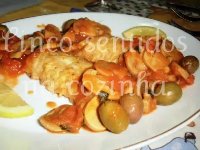 Tranches de pescada em molho de tomate, cogumelos e azeitonas - foto 7
