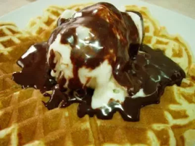 Waffles com gelado e molho de chocolate