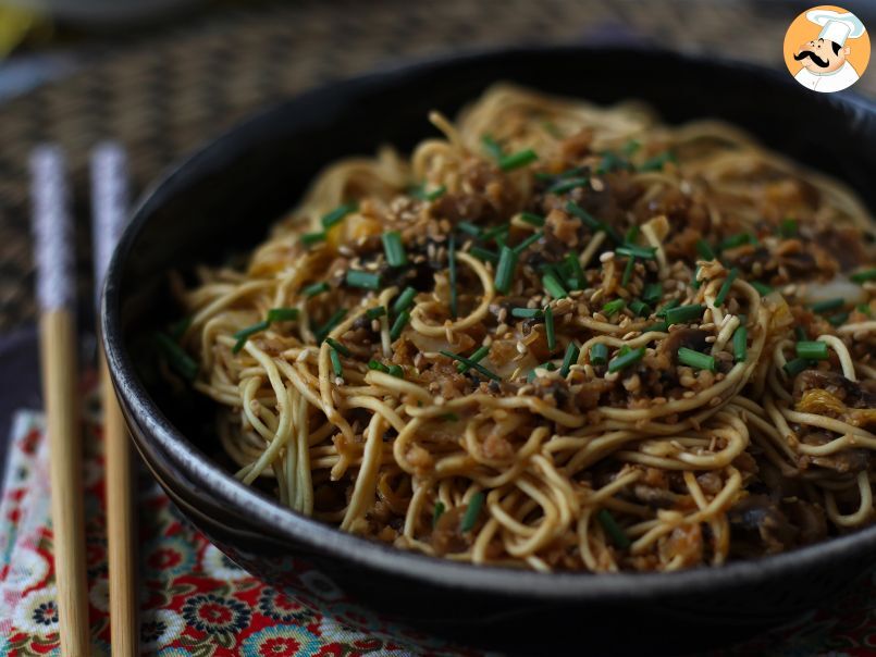 Wok de macarrão chinês, legumes e proteína de soja - foto 2