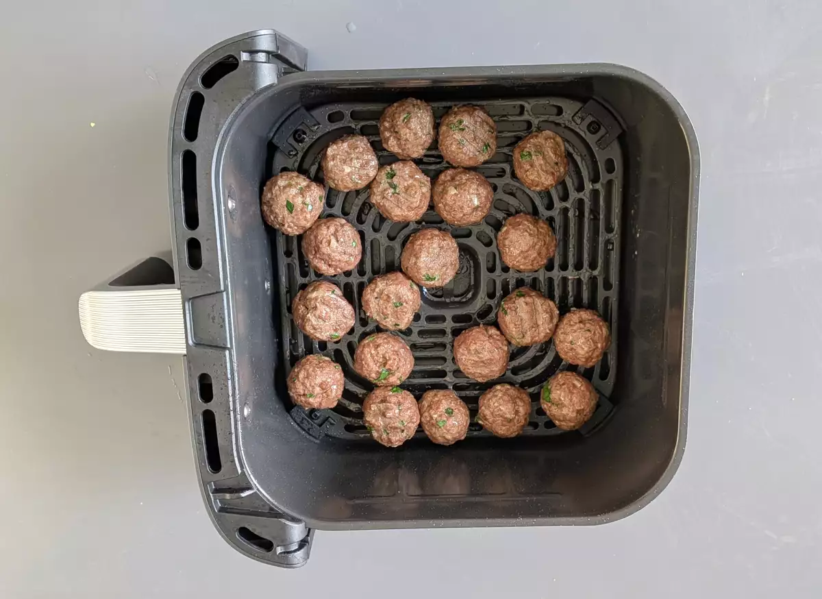 Preparo de almôndegas em uma fritadeira de ar quente