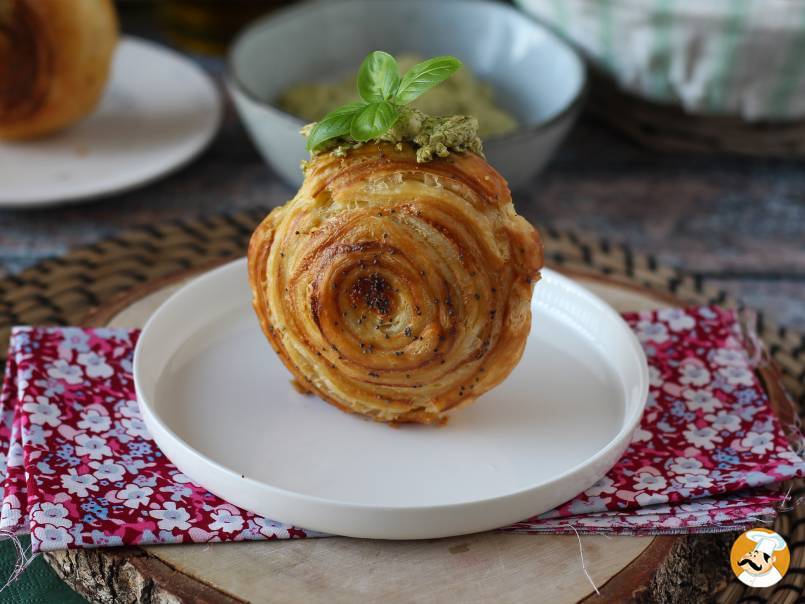 Entrada: Pãozinho New York com pesto e queijo fresco