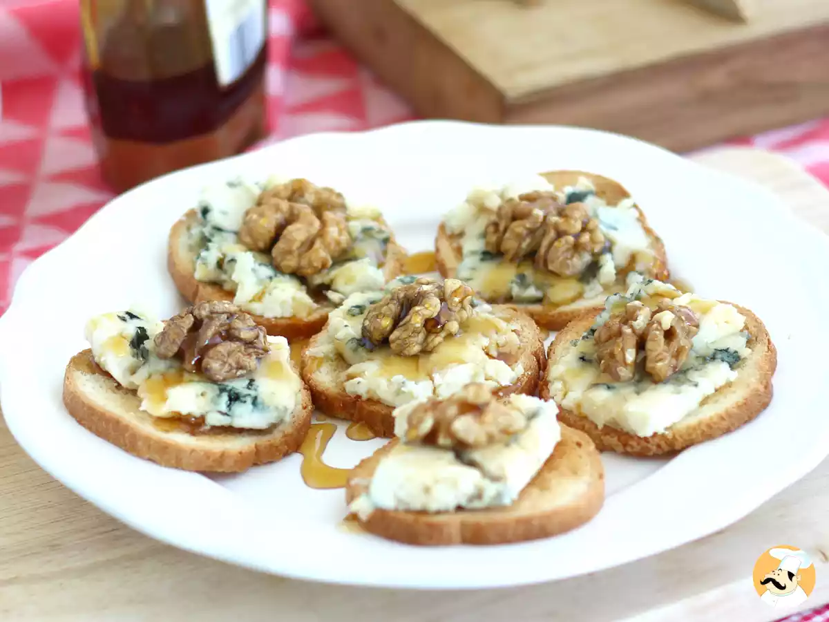 1. Torradas com roquefort, nozes e mel