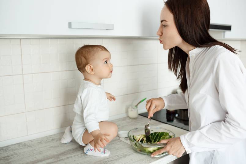 A alimentação complementar deve começar exatamente aos 6 meses .