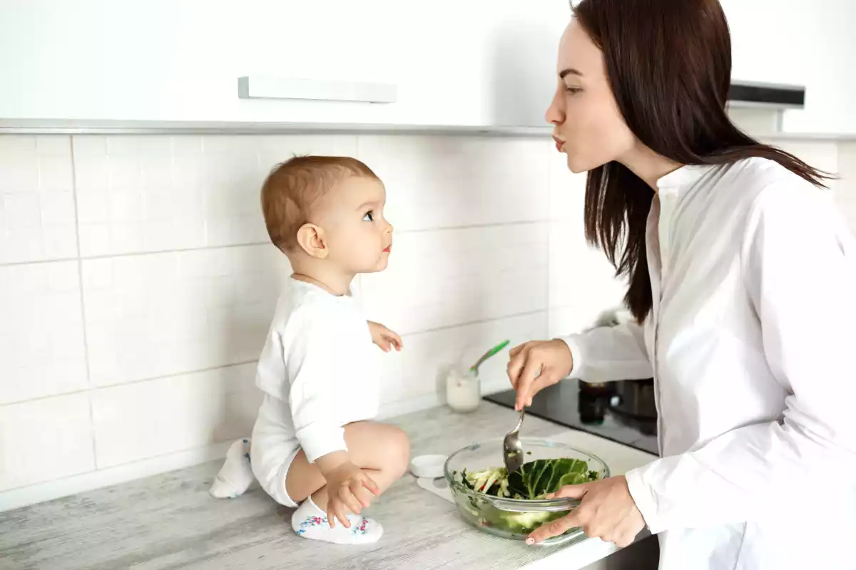 A alimentação complementar deve começar exatamente aos 6 meses .