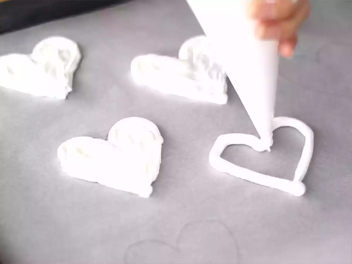 2. Formando os corações de merengue