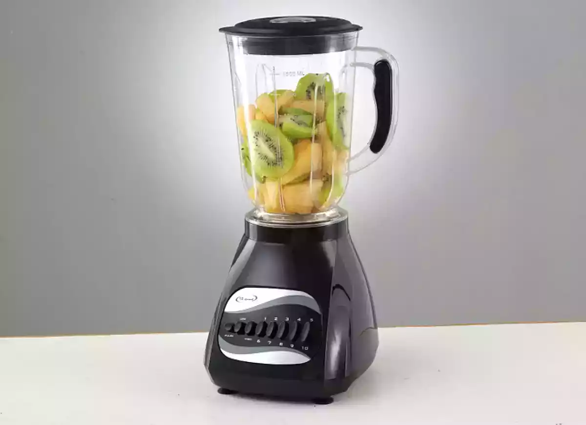 7. Afie e limpe as lâminas do liquidificador