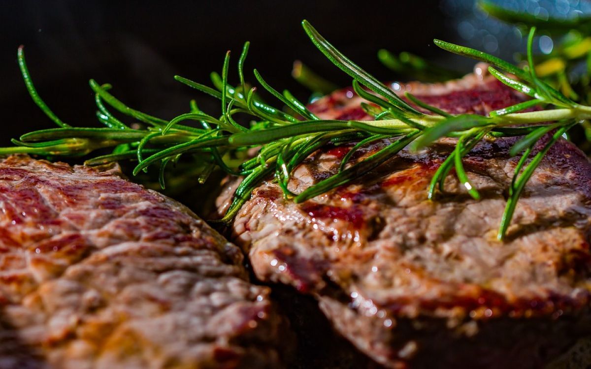 3. Virar o bife várias vezes
