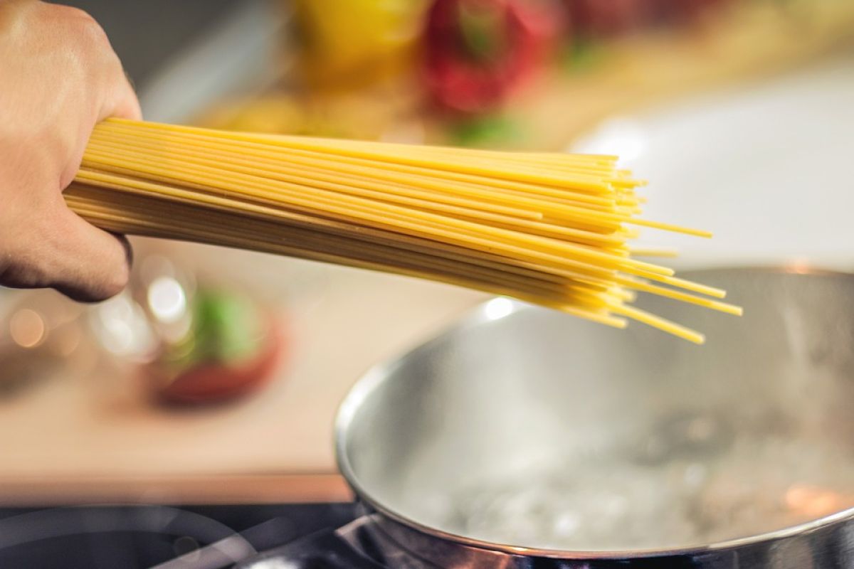 6. Usar óleo para cozinhar macarrão