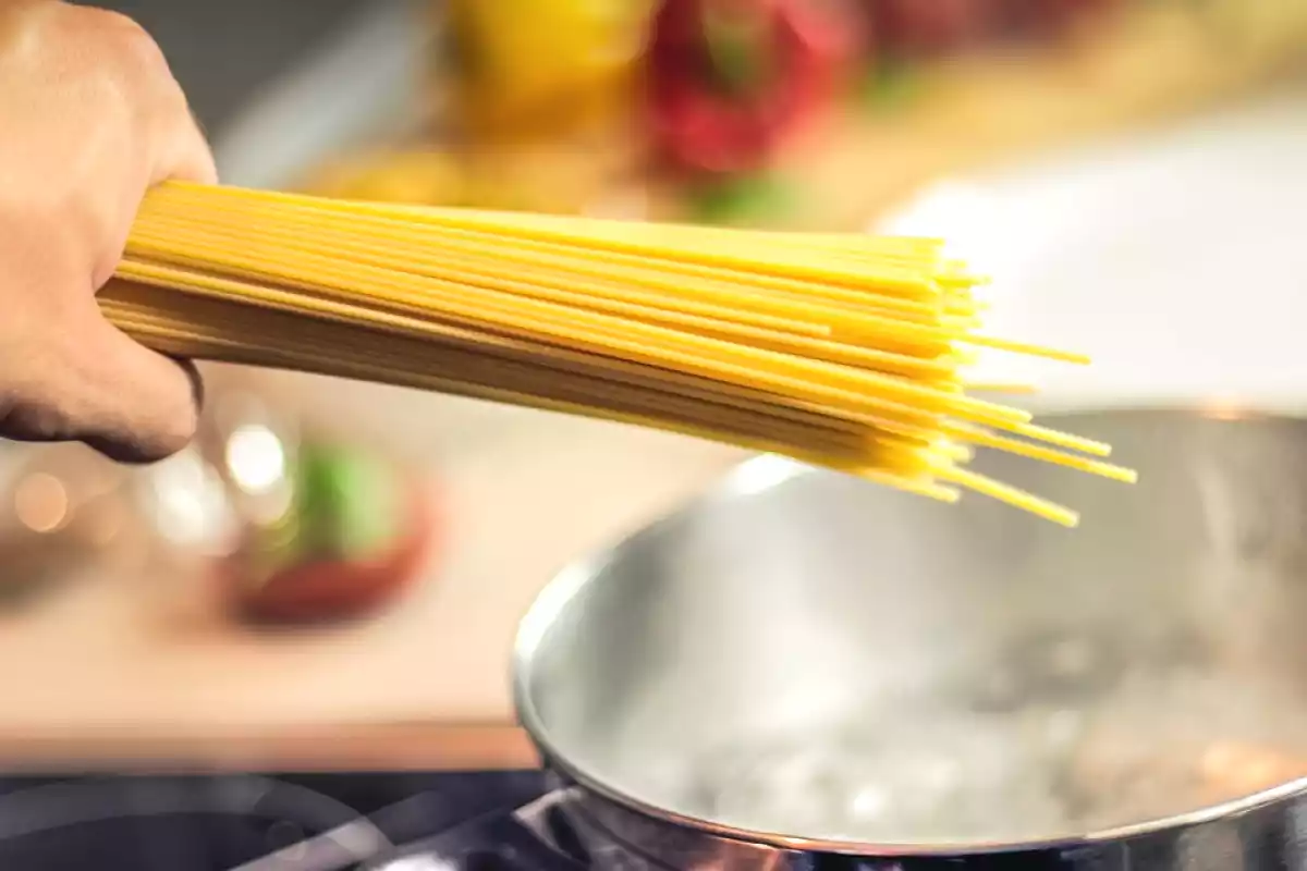 6. Usar óleo para cozinhar macarrão