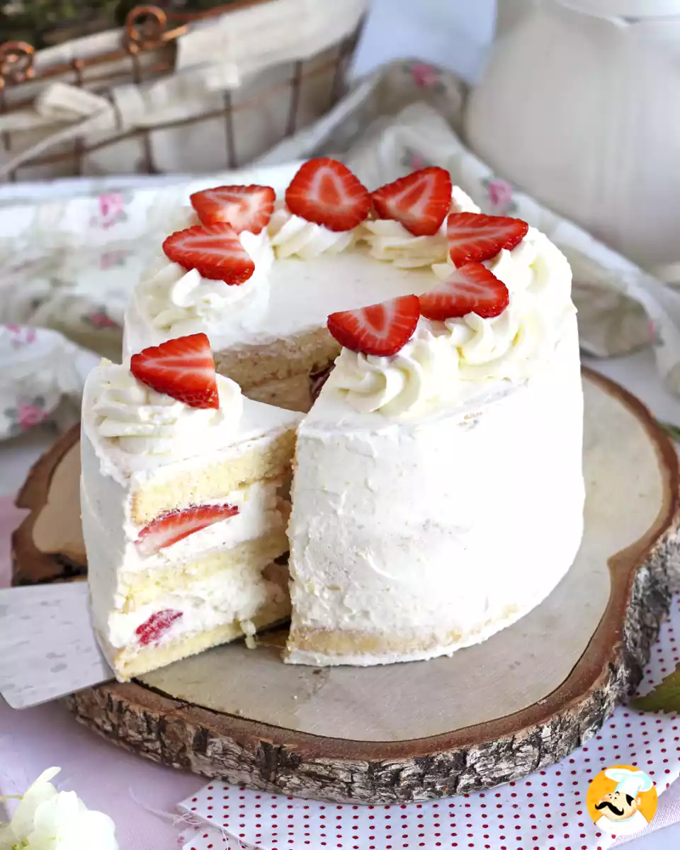 Bolo de camadas com morangos e creme de mascarpone