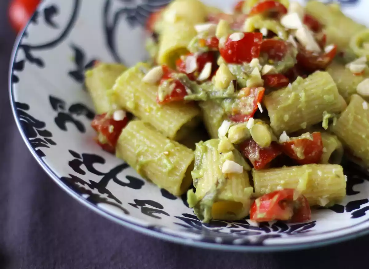 3. Salada de macarrão com creme de abacate, amêndoas e tomate-cereja
