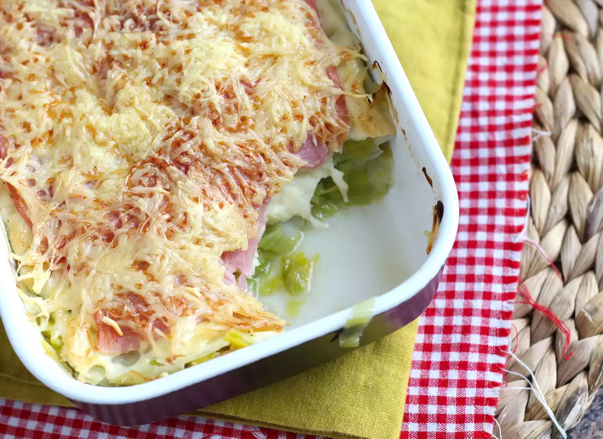9. Gratinado de alho-poró, presunto e queijo