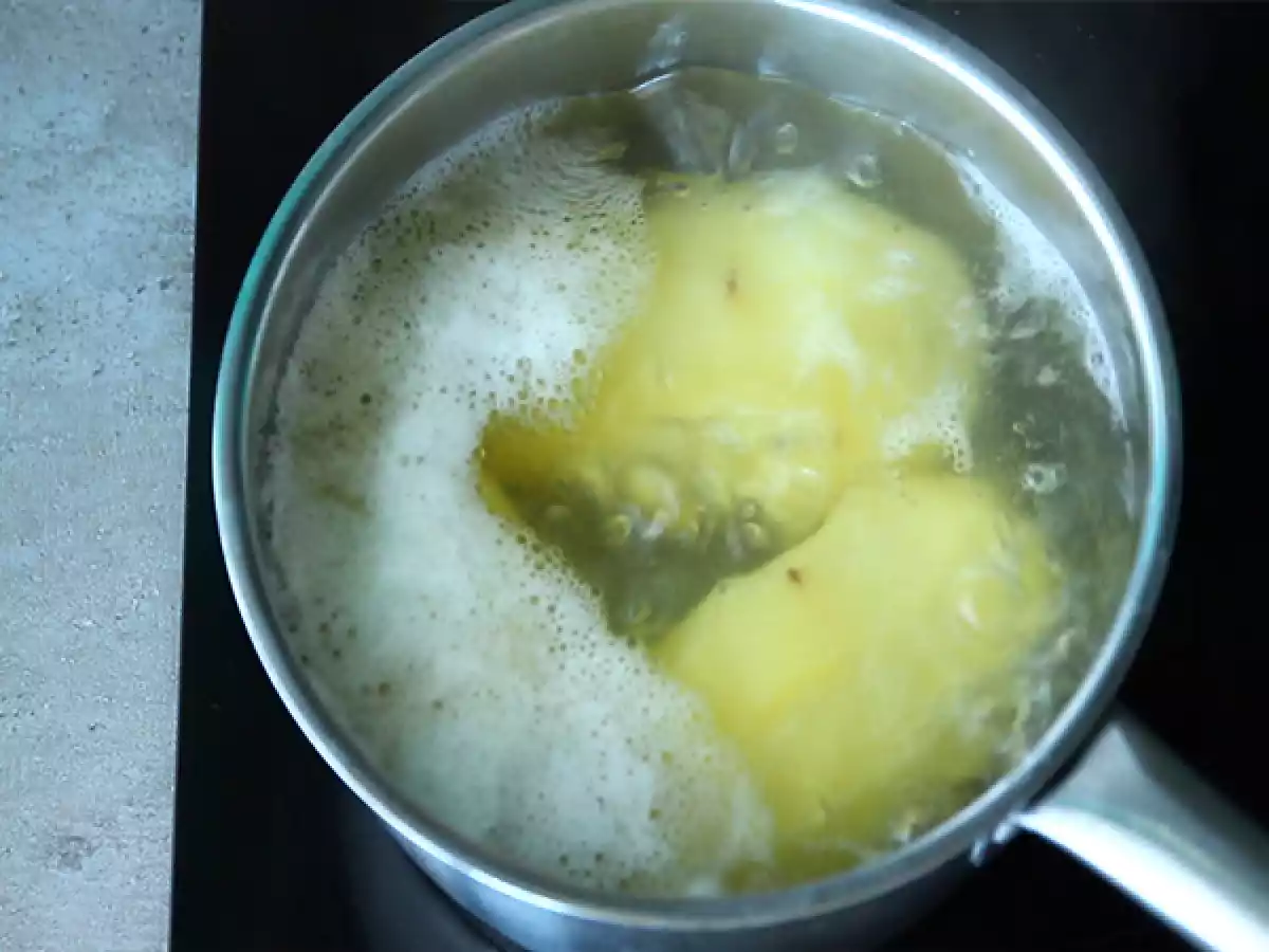 Etapa 2 - Cozinhe as batatas separadamente