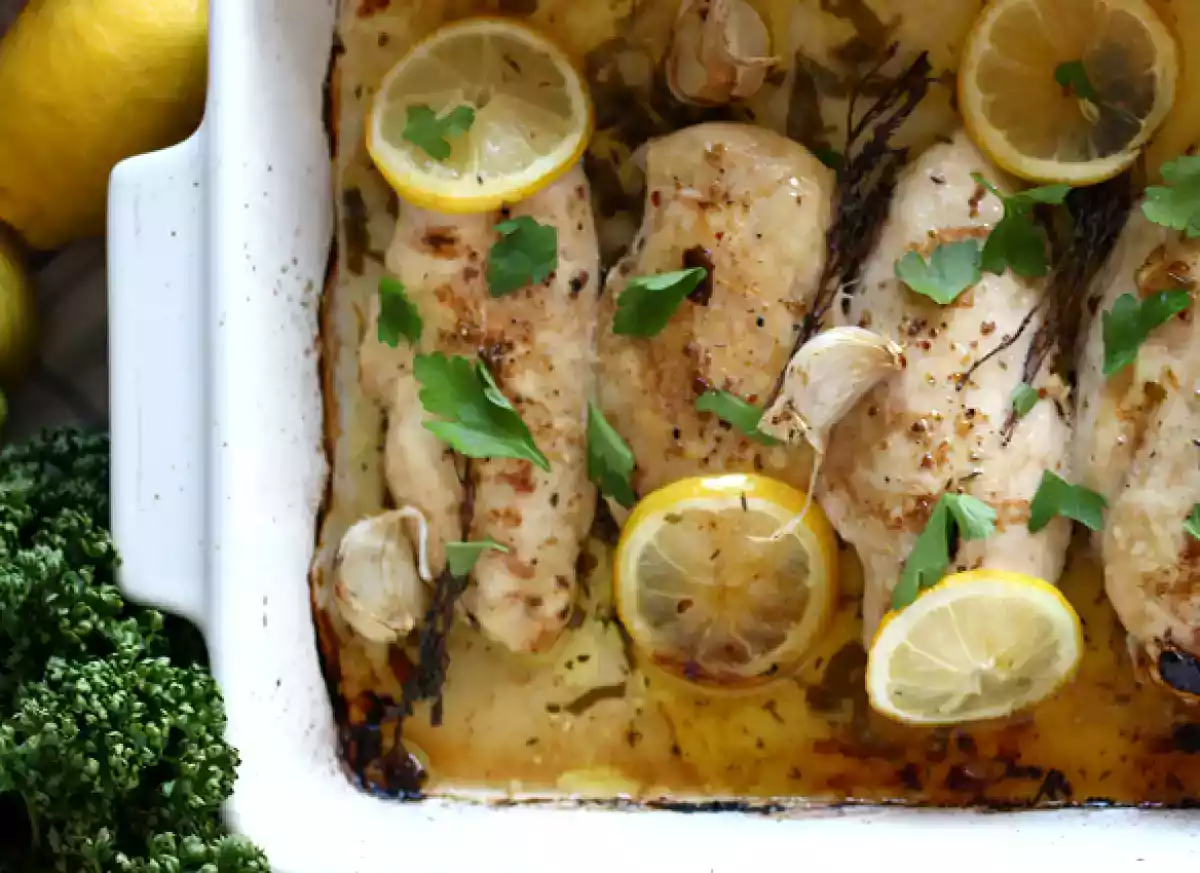 4. Frango com limão no forno: perfumado, leve e... cozinha sozinho!