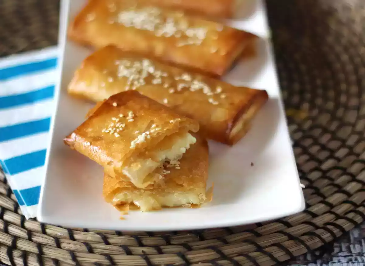 8. Saganaki de feta assado: o toque grego que faz a sua própria