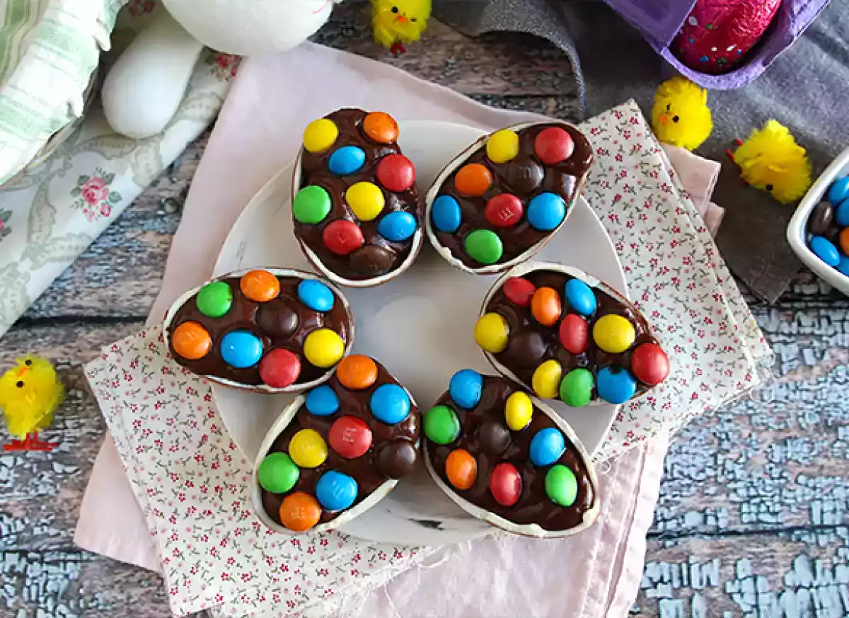 1. Ovos de Páscoa recheados com creme de chocolate e m&m's