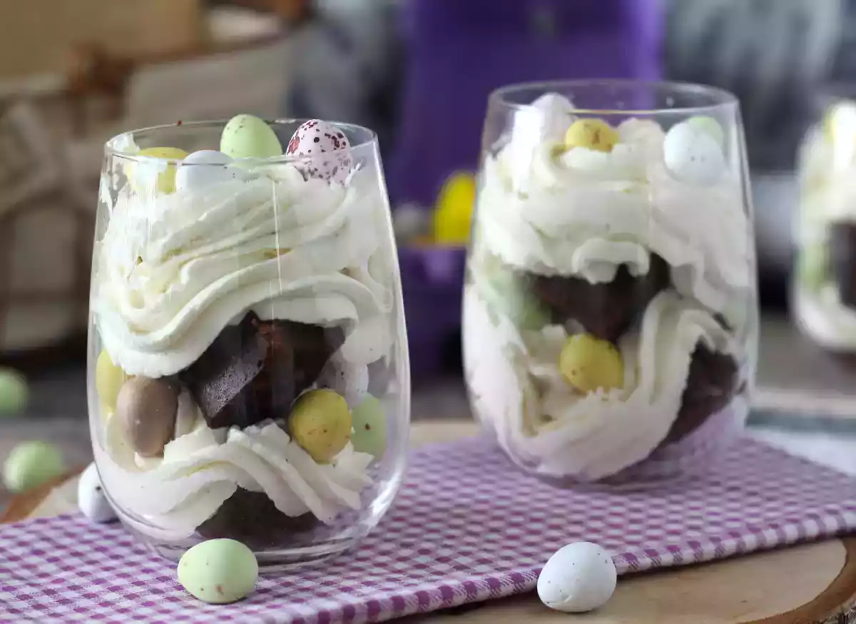 4. Brownie no copinho coberto com creme mascarpone