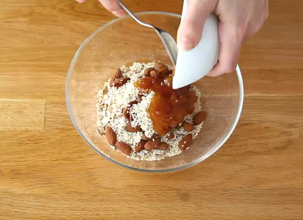 2. Combine os ingredientes úmidos