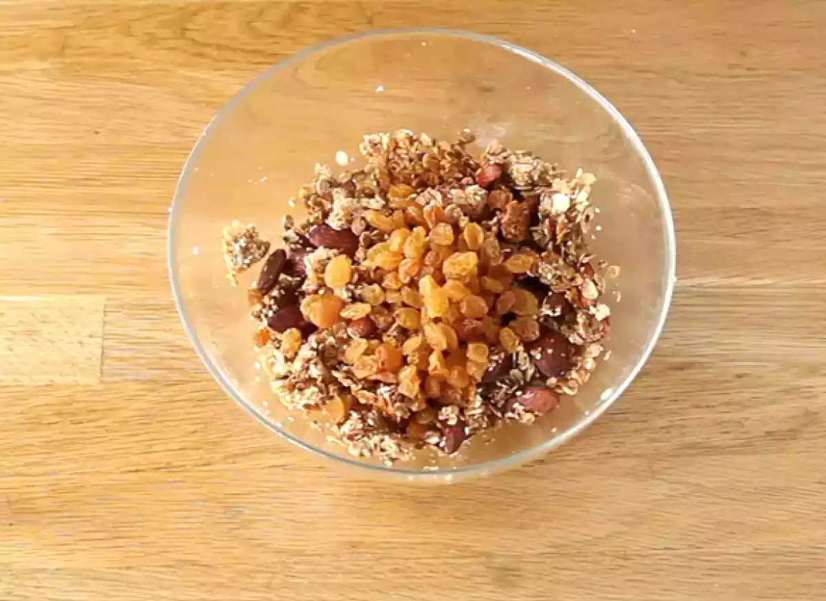 5. Deixe esfriar e acrescente as uvas passas