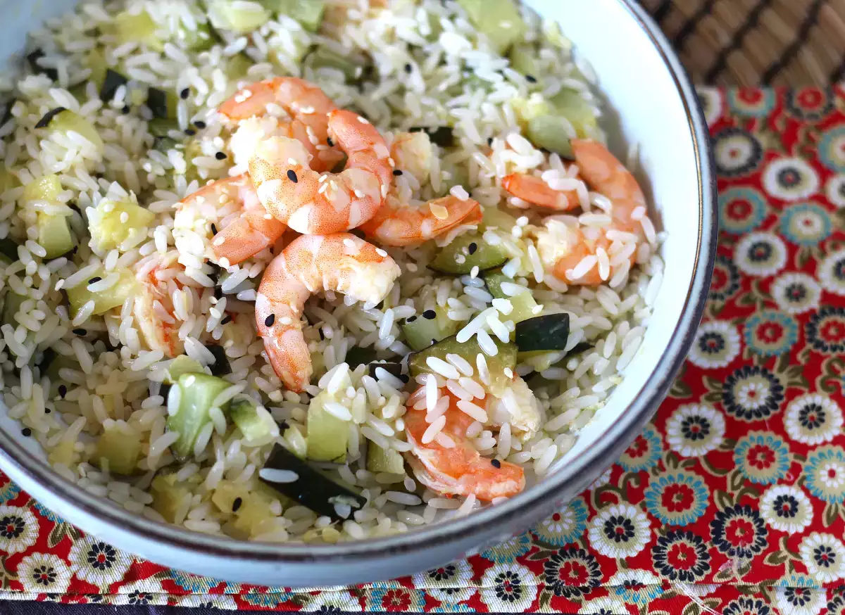5. Salada de arroz com camarão, abobrinha e gengibre: leve, fresca e pronta com antecedência