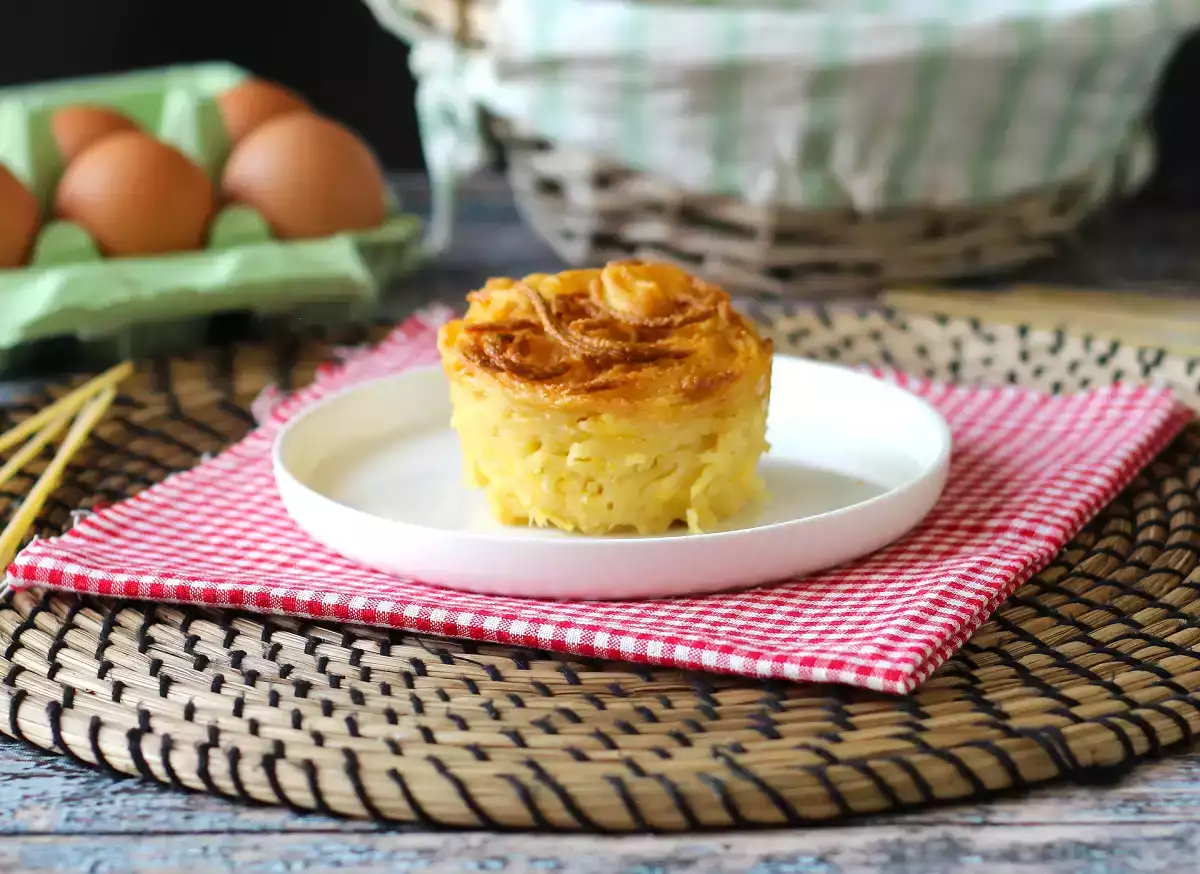 6. Omelete de macarrão em uma fritadeira a ar: o clássico da reciclagem em uma versão de porção única