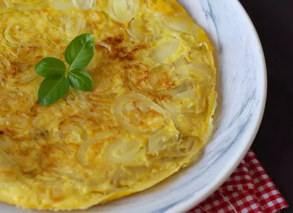 8. Omelete de cebola: simples, saboroso e perfeito na cesta