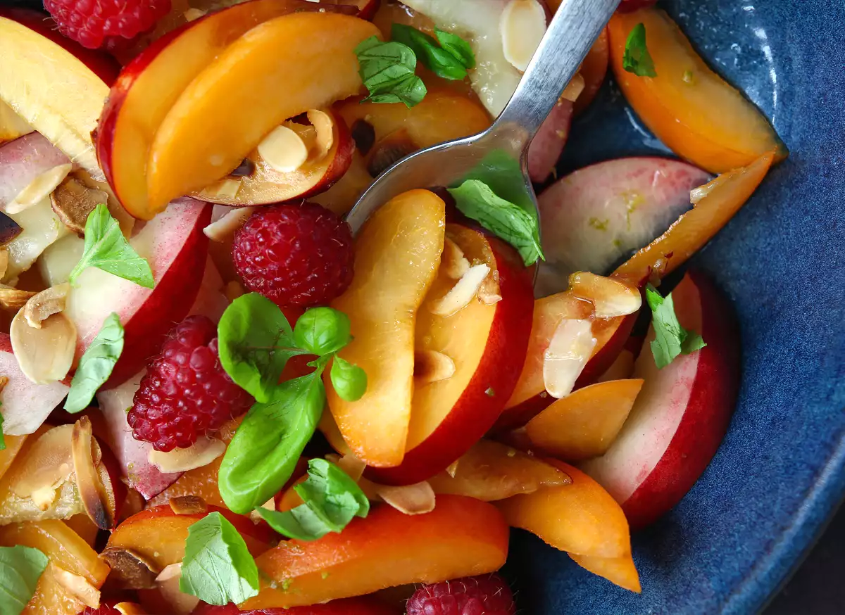 Nossa salada de frutas de pêssego, damasco e framboesa