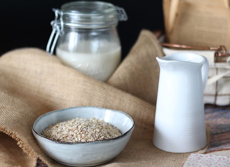 Quais são os materiais necessários para o leite de aveia caseiro?