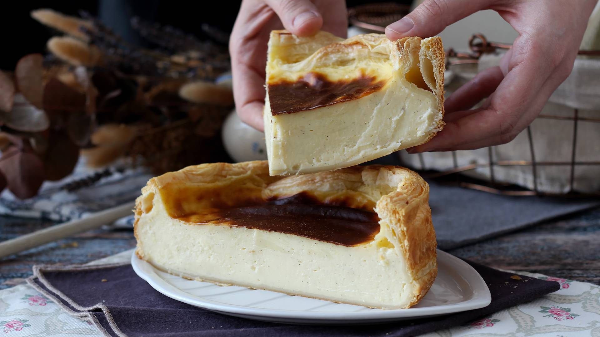 Aprenda a preparar em casa o autêntico flan parisien, a sobremesa francesa que está conquistando as grandes cidades.