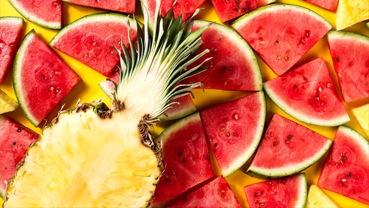 Descubra quais frutas têm alto teor de água e podem complementar sua ingestão diária de líquidos de forma natural e deliciosa!