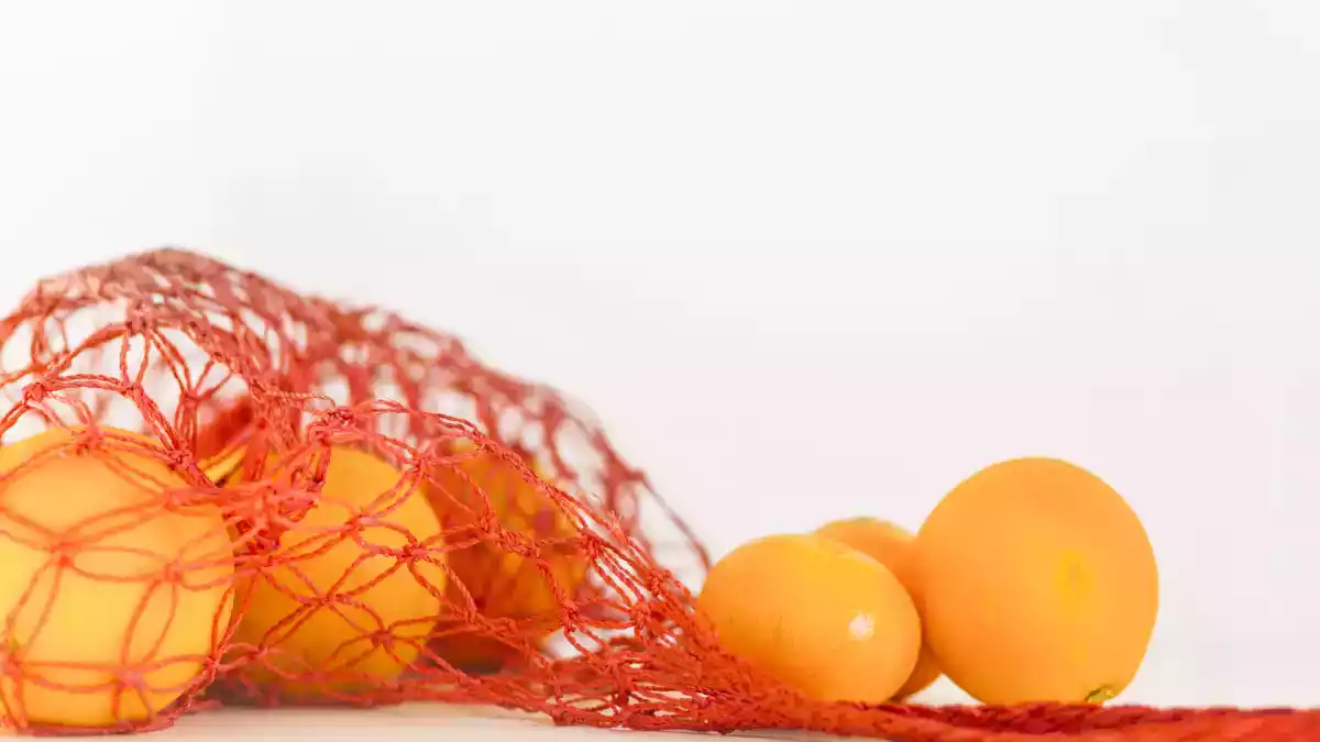 O segredo por trás das redes coloridas nas frutas e legumes dos supermercados!