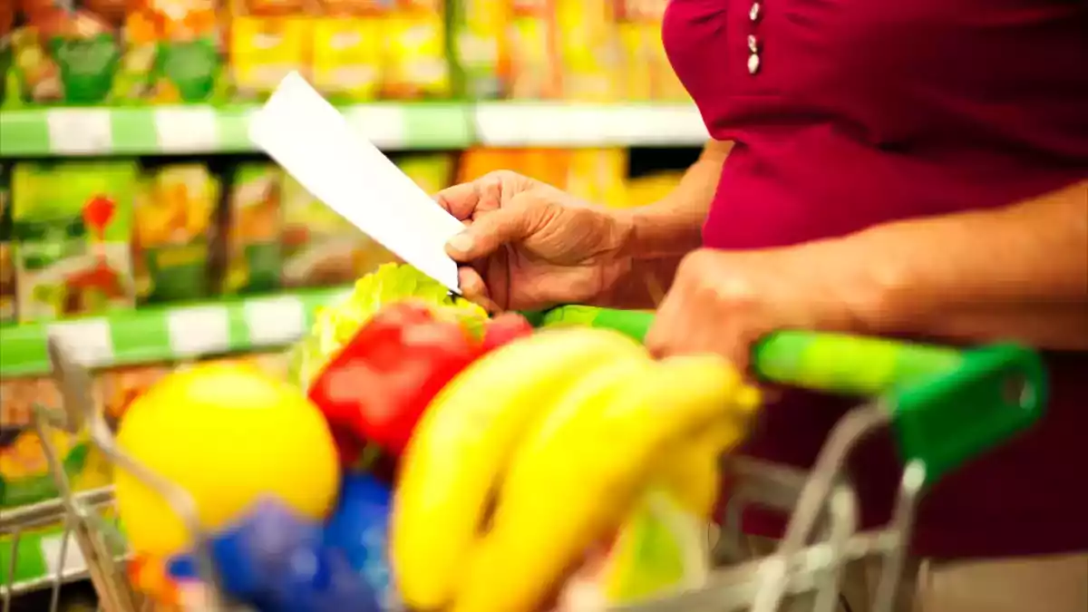 O ingrediente barato que limpa o intestino mais do que o suco detox!
