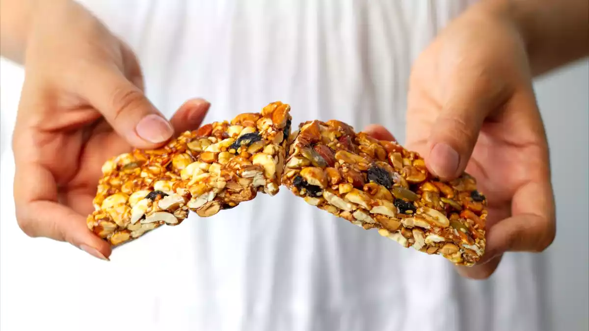 Você deve optar por barras de proteína? O que elas realmente oferecem (e o que escondem)