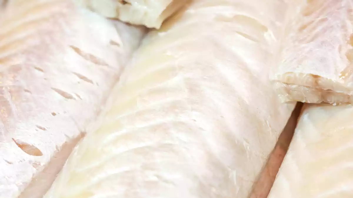 Como dessalgar o bacalhau. Paciência, água fria e conhecimento. É assim que um chef faria isso!
