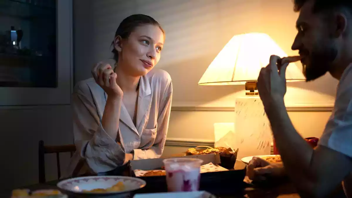 Comer tarde da noite realmente engorda?