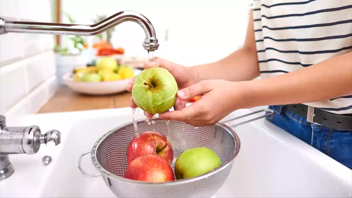 Você lava frutas corretamente? Veja o erro que prejudica sua saúde