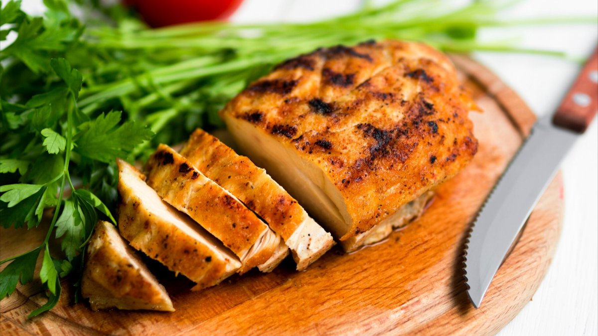 Os erros que deixam seu frango seco na grelha (e como corrigir)